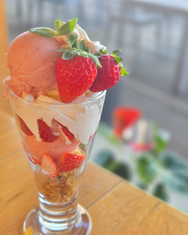 いちごパフェ提供スタート